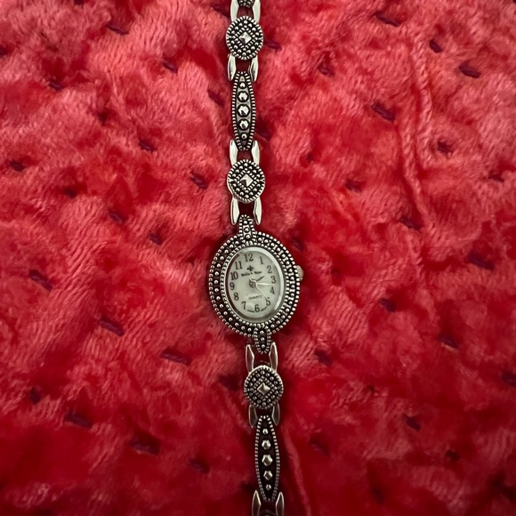 Gorgeous Vintage Bella & Rose dainty silver watch with intricate detailing - Picture 2 of 4